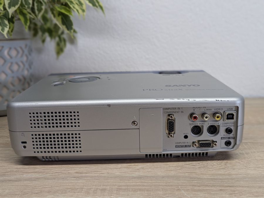 Б/В Проєктор SANYO PLC-XU47