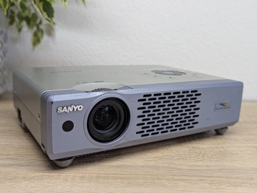 Б/В Проєктор SANYO PLC-XU41