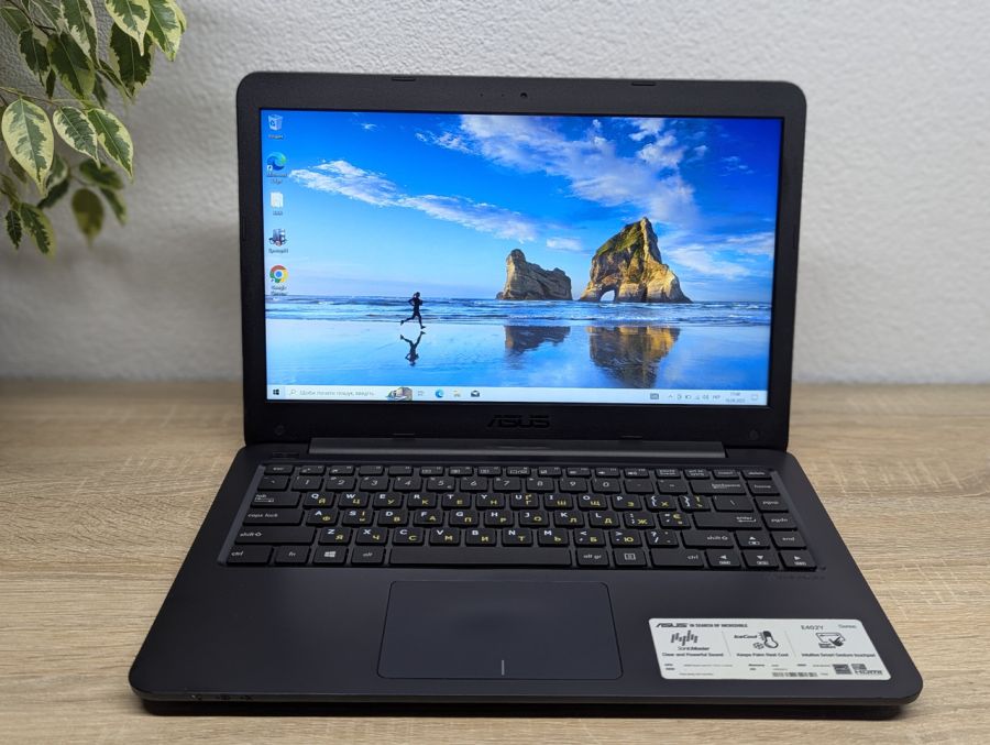 Ноутбук Б/В ASUS E402Y, AMD E2-7015, DDR3 4 GB, SSD 64GB + HDD 500GB, Microsoft Basic Display Adapter, 14"