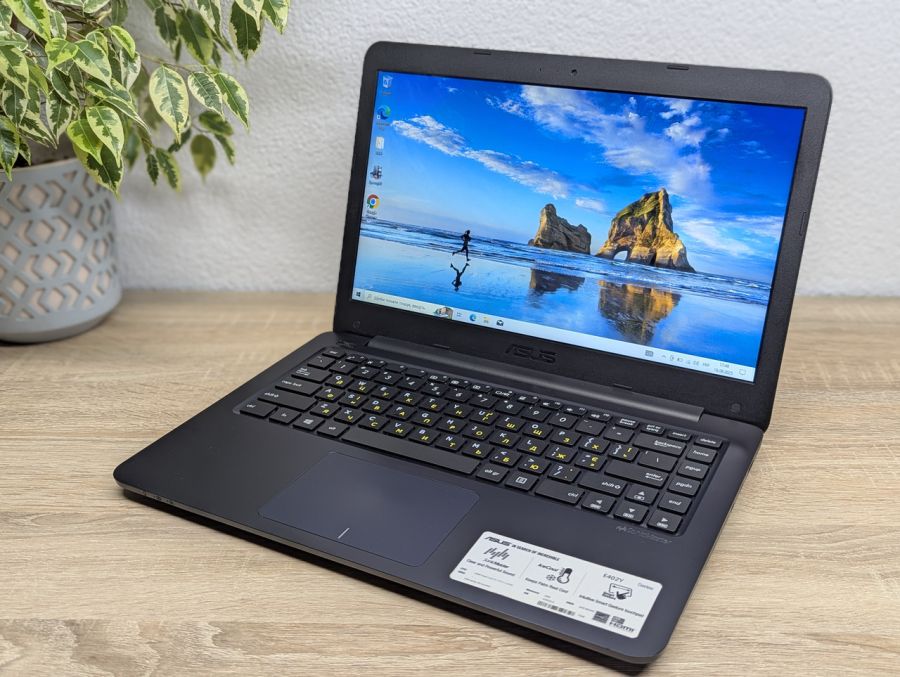 Ноутбук Б/В ASUS E402Y, AMD E2-7015, DDR3 4 GB, SSD 64GB + HDD 500GB, Microsoft Basic Display Adapter, 14"