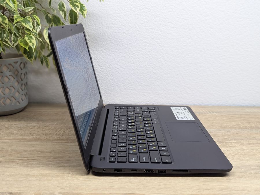 Ноутбук Б/В ASUS E402Y, AMD E2-7015, DDR3 4 GB, SSD 64GB + HDD 500GB, Microsoft Basic Display Adapter, 14"