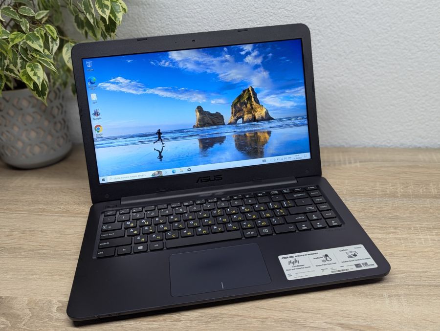 Ноутбук Б/В ASUS E402Y, AMD E2-7015, DDR3 4 GB, SSD 64GB + HDD 500GB, Microsoft Basic Display Adapter, 14"