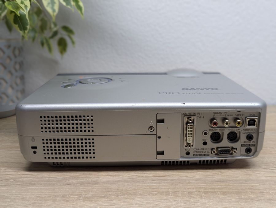 Б/В Проєктор SANYO PLC-XU51