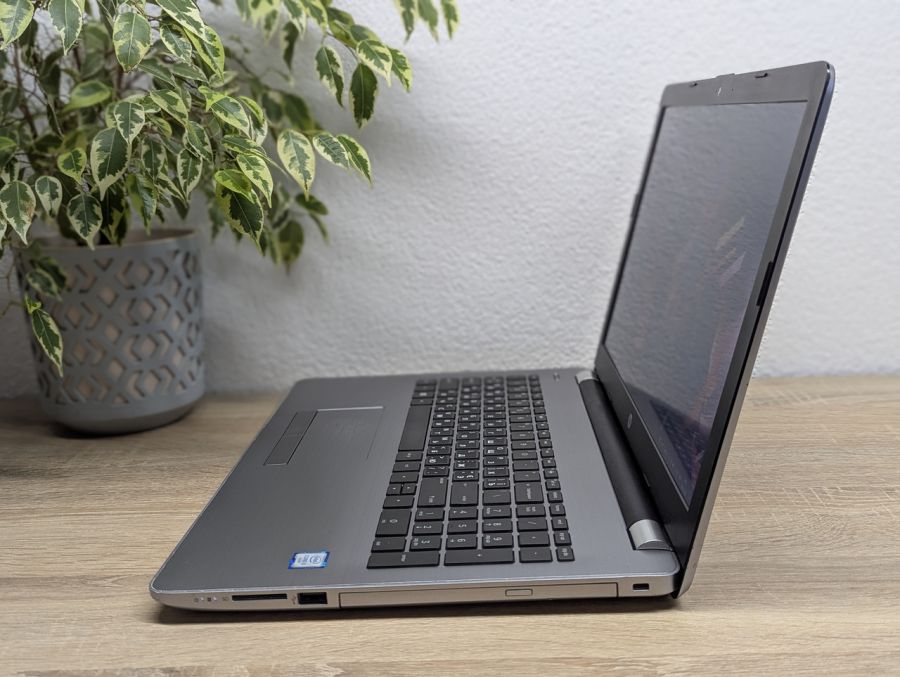 Уцінка! Ноутбук Б/В HP 250 G6, Intel Core i3-6006U, DDR4 8 GB, SSD 256GB, 15.6" Full HD