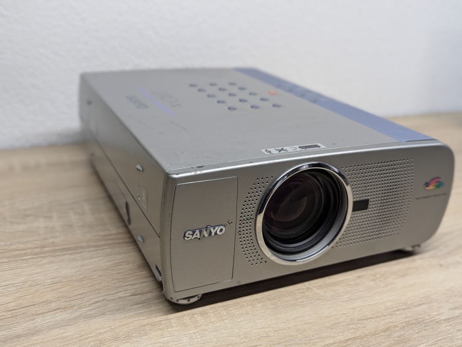 Проєктор SANYO PLC-SU20E