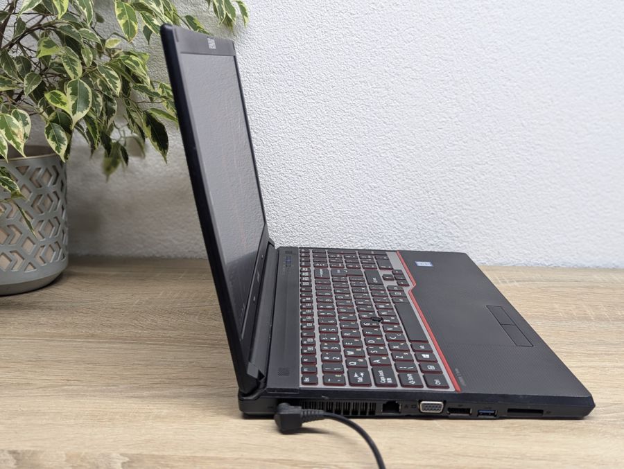 Ноутбук Б/В Fujitsu E556, Intel Core i5-6200U, DDR4 8 GB, SSD 128GB, 15.6" Full HD
