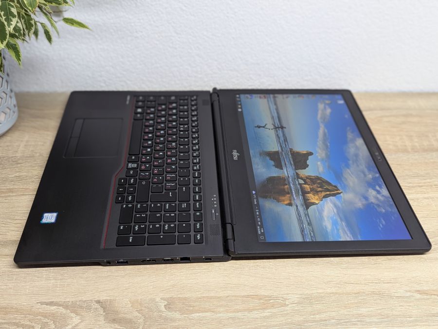 Уцінка! Ноутбук Б/В Fujitsu U759, Intel Core i5-8265U, DDR4 16 GB, SSD 256GB, 15.6" Full HD