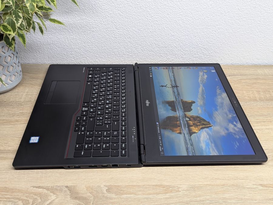 Ноутбук Б/В Fujitsu U758, Intel Core i5-7300U, DDR4 16 GB, SSD 256GB, 15.6" Full HD