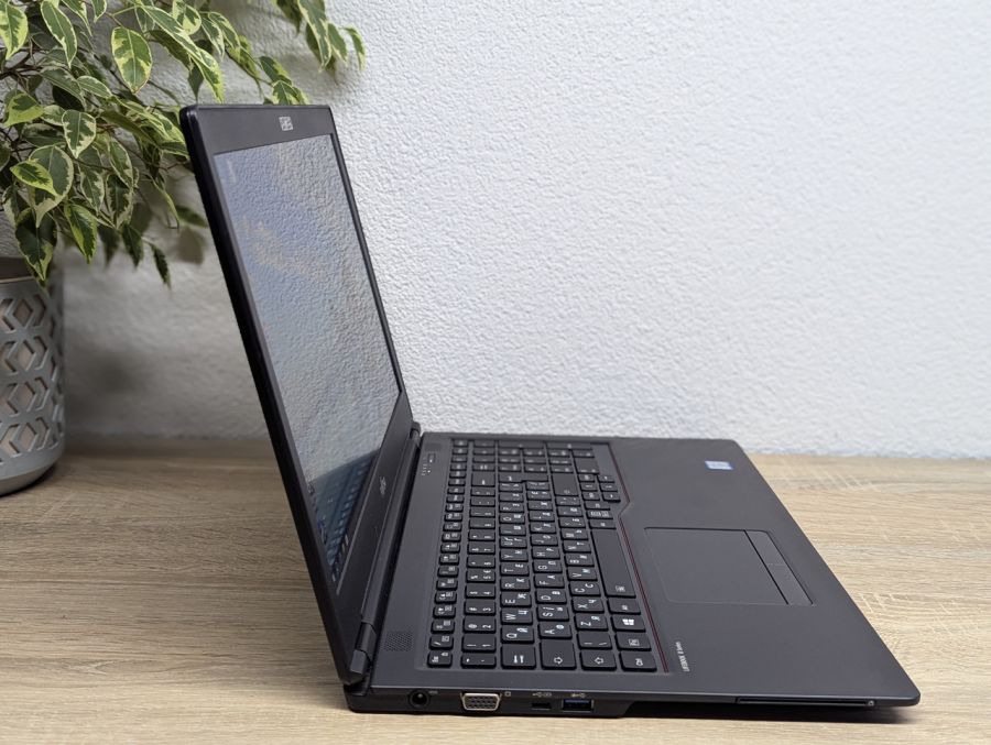 Ноутбук Б/В Fujitsu U758, Intel Core i5-7300U, DDR4 16 GB, SSD 256GB, 15.6" Full HD