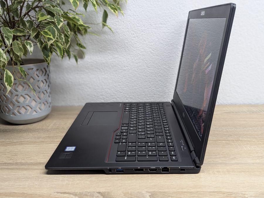 Ноутбук Б/В Fujitsu U758, Intel Core i7-8550U, DDR4 16 GB, SSD 128GB, 15.6" Full HD