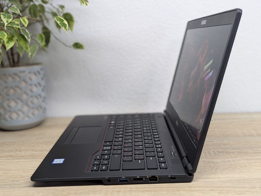 Ноутбук Б/В Fujitsu U747, Intel Core i5-6200U, DDR4 8 GB, SSD 256GB, 14" Full HD