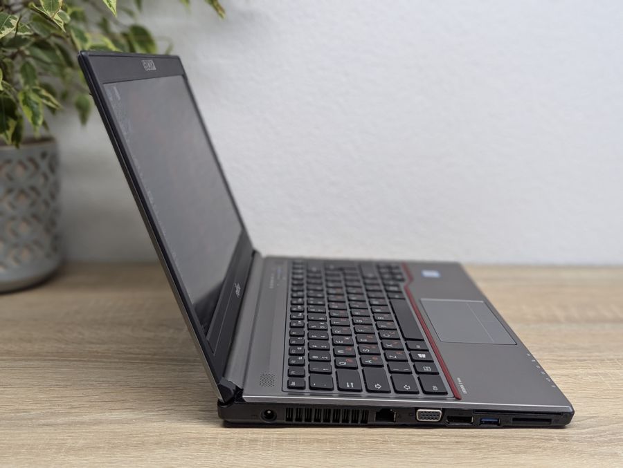 Ноутбук Б/В Fujitsu E736, Intel Core i5-6300U, DDR4 8 GB, SSD 256GB, 13" Full HD