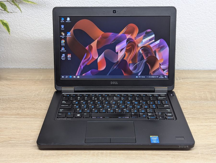 Уцінка! Ноутбук Б/В Dell Latitude E5250, Intel Core i5-5300U, DDR4 8 GB, SSD 128GB, 12.5" HD