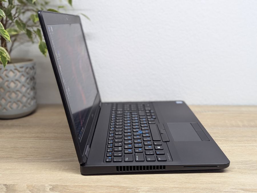 Ноутбук Б/В Dell Latitude E5570, Intel Core i7-6820HQ, DDR4 8 GB, SSD 256GB, AMD Radeon R7 M370 2Gb, 15.6" Full HD