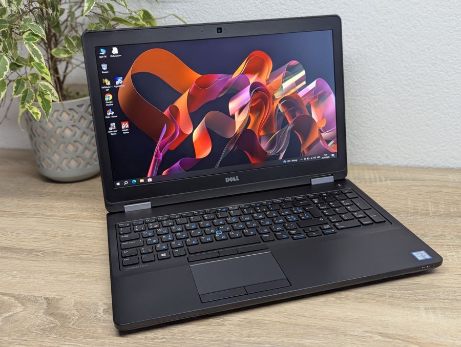 Ноутбук Б/В Dell Latitude E5570, Intel Core i7-6820HQ, DDR4 8 GB, SSD 256GB, AMD Radeon R7 M370 2Gb, 15.6" Full HD