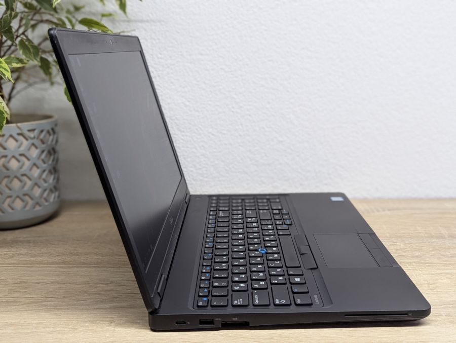 Уцінка! Ноутбук Б/В Dell Latitude 5580, Intel Core i5-6300U, DDR4 8 GB, SSD 256GB, 15.6" Full HD