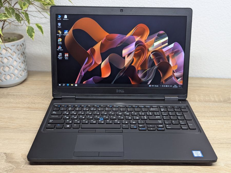 Уцінка! Ноутбук Б/В Dell Latitude 5580, Intel Core i5-6300U, DDR4 8 GB, SSD 256GB, 15.6" Full HD