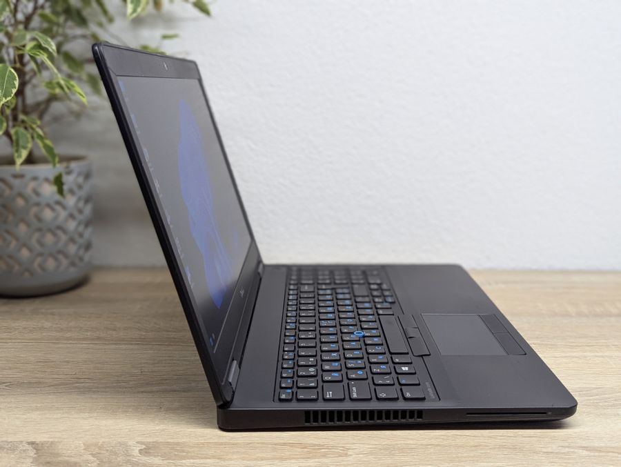 Уцінка! Ноутбук Б/В Dell Latitude E5570, Intel Core i5-6440HQ, DDR4 8 GB, SSD 256GB, AMD Radeon R7 M370 2Gb, 15.6" Full HD
