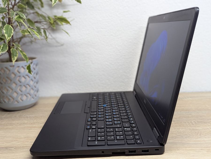 Уцінка! Ноутбук Б/В Dell Latitude E5570, Intel Core i5-6440HQ, DDR4 8 GB, SSD 256GB, AMD Radeon R7 M370 2Gb, 15.6" Full HD