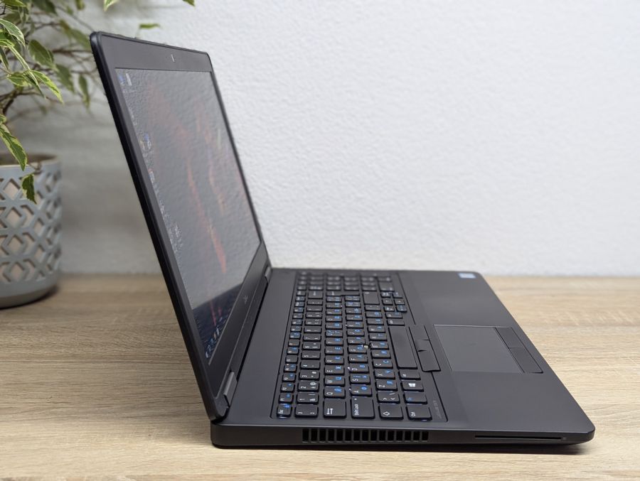 Ноутбук Б/В Dell Latitude E5570, Intel Core i5-6300U, DDR4 8 GB, SSD 128GB, 15.6" Full HD