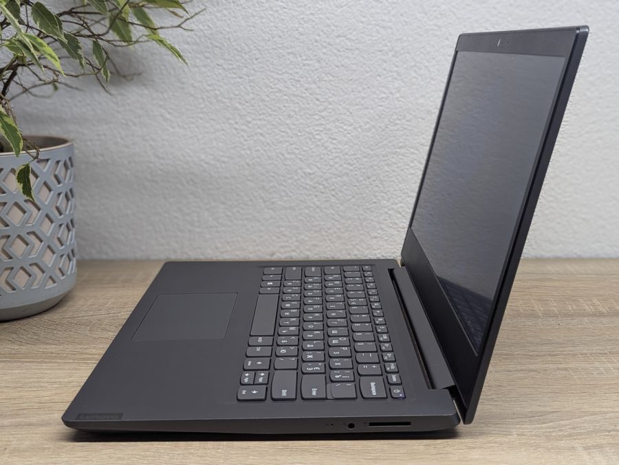 Уцінка! Ноутбук Б/В Lenovo V14-IWL, Intel Core i3-8145U, DDR4 8 GB, SSD 256GB, AMD Radeon Vega, 14" Full HD