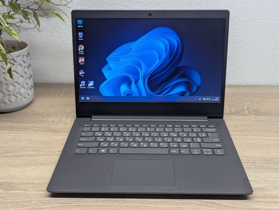 Уцінка! Ноутбук Б/В Lenovo V14-IWL, Intel Core i3-8145U, DDR4 8 GB, SSD 256GB, AMD Radeon Vega, 14" Full HD