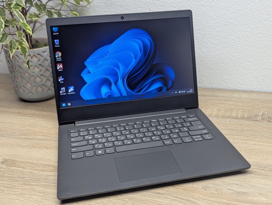 Уцінка! Ноутбук Б/В Lenovo V14-IWL, Intel Core i3-8145U, DDR4 8 GB, SSD 256GB, AMD Radeon Vega, 14" Full HD