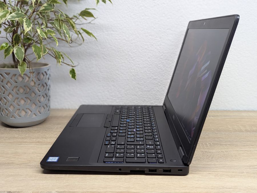 Уцінка! Ноутбук Б/В Dell Latitude E5570, Intel Core i5-6300U, DDR4 8 GB, SSD 256GB, 15.6" Full HD