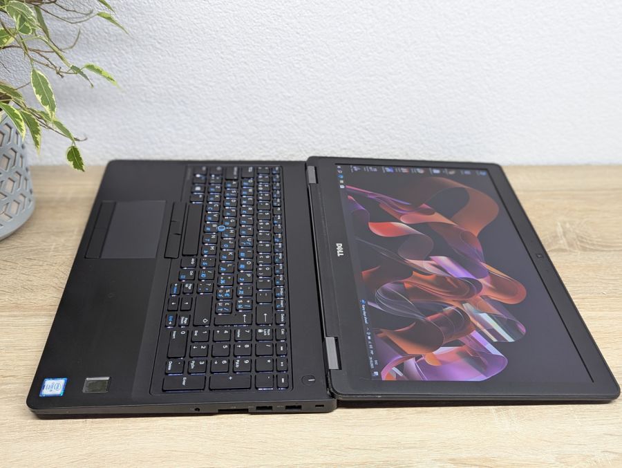 Уцінка! Ноутбук Б/В Dell Latitude E5570, Intel Core i5-6300U, DDR4 8 GB, SSD 256GB, 15.6" Full HD