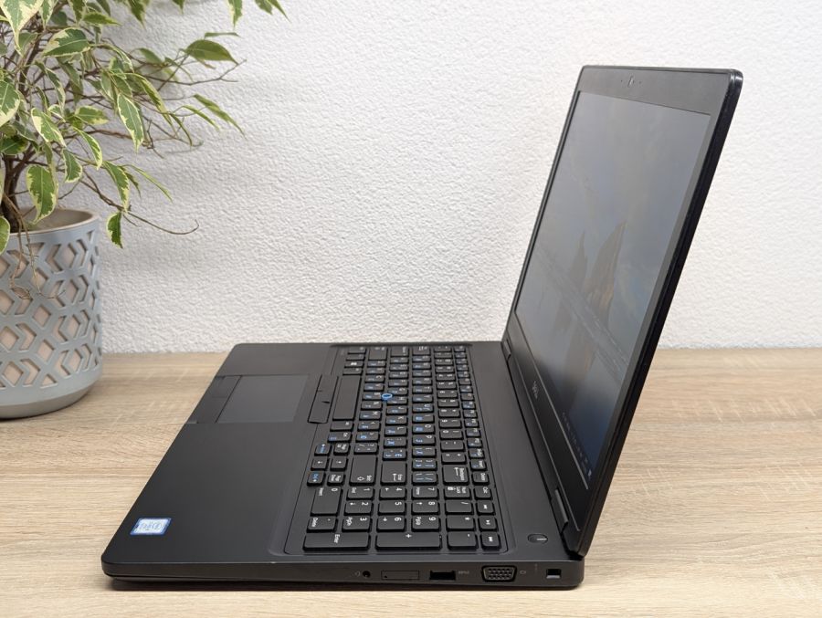 Уцінка! Ноутбук Б/В Dell Latitude 5590, Intel Core i5-7300U, DDR4 8 GB, SSD 256GB, 15.6" Full HD