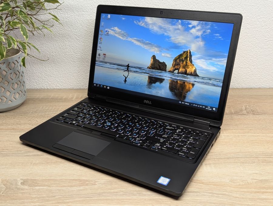 Уцінка! Ноутбук Б/В Dell Latitude 5590, Intel Core i5-7300U, DDR4 8 GB, SSD 256GB, 15.6" Full HD