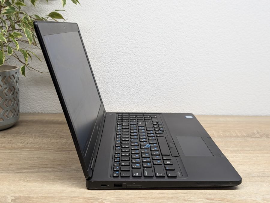Уцінка! Ноутбук Б/В Dell Latitude 5590, Intel Core i5-7300U, DDR4 8 GB, SSD 256GB, 15.6" Full HD