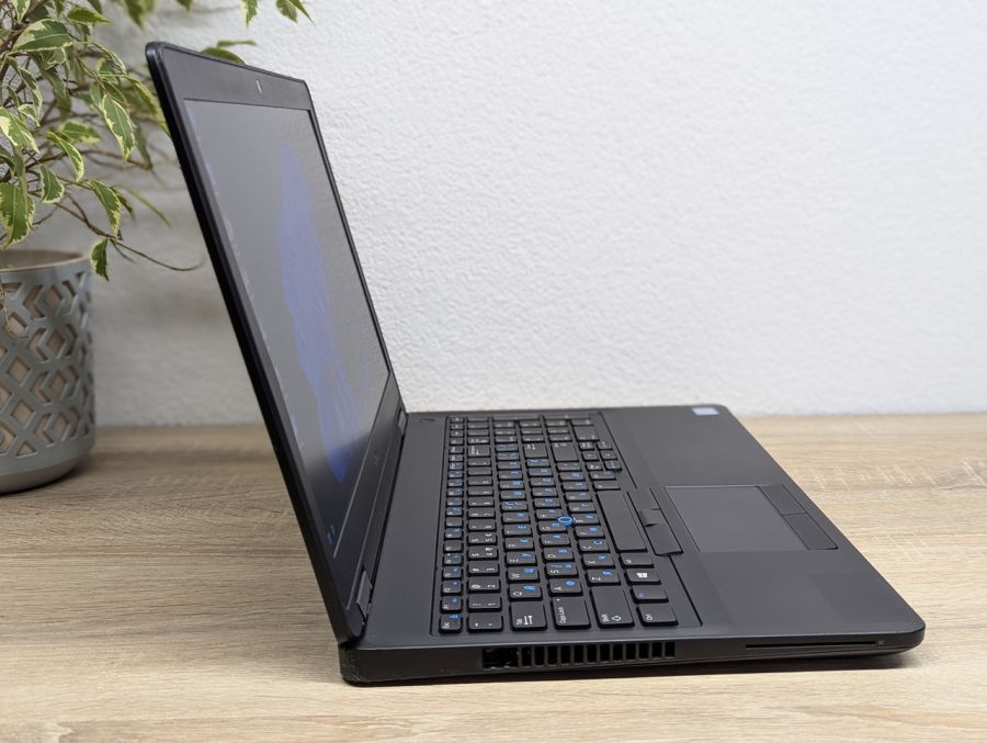 Уцінка! Ноутбук Б/В Dell Latitude E5570, Intel Core i5-6440HQ, DDR4 8 GB, SSD 128GB, AMD Radeon R7 M370 2Gb, 15.6" Full HD