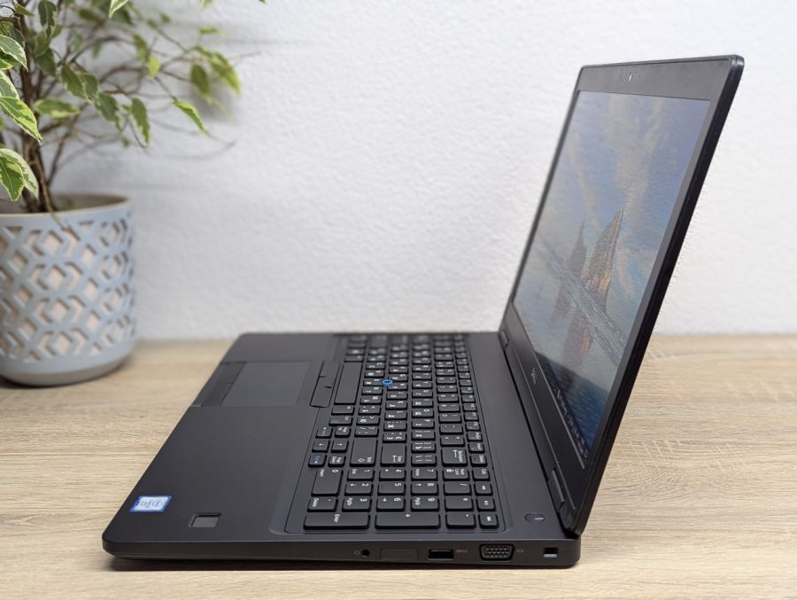 Уцінка! Ноутбук Б/В Dell Latitude E5570, Intel Core i5-6300U, DDR4 12 GB, SSD 128GB, 15.6" Full HD