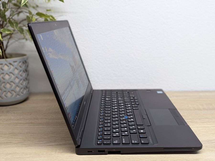 Уцінка! Ноутбук Б/В Dell Latitude E5570, Intel Core i5-6300U, DDR4 12 GB, SSD 128GB, 15.6" Full HD
