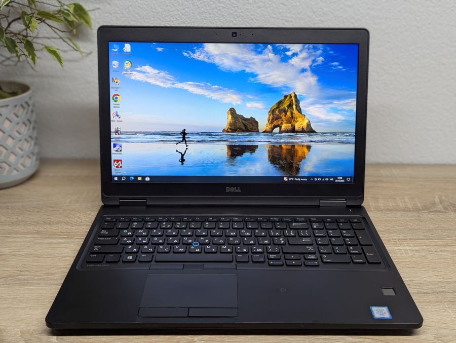 Уцінка! Ноутбук Б/В Dell Latitude E5570, Intel Core i5-6300U, DDR4 12 GB, SSD 128GB, 15.6" Full HD
