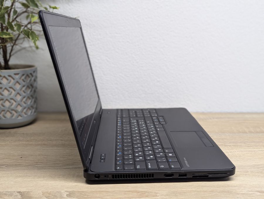 Уцінка! Ноутбук Б/В Dell Latitude E5540, Intel Core i5-4310U, DDR3 16 GB, SSD 256GB, GT 720M 2Gb, 15.6" Full HD