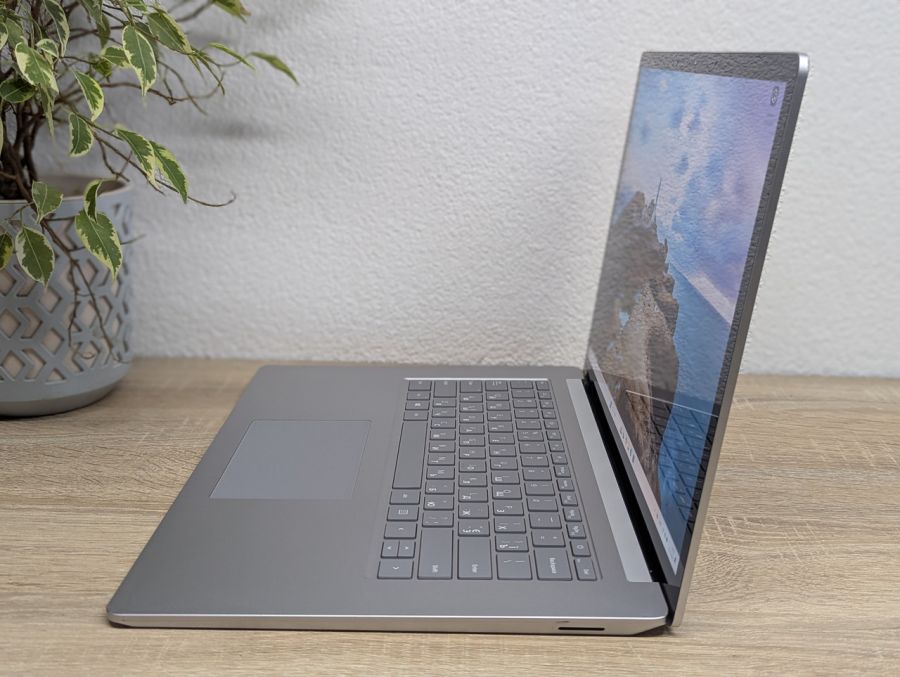 Уцінка! Ноутбук Б/В Microsoft Surface Laptop 4, AMD Ryzen 7 3780U, DDR4 8 GB, SSD 256GB, AMD Radeon Graphics, 14" Full HD Сенсор
