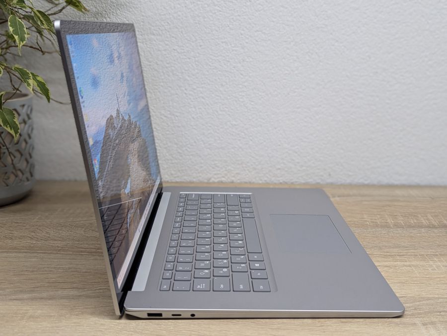 Уцінка! Ноутбук Б/В Microsoft Surface Laptop 4, AMD Ryzen 7 3780U, DDR4 8 GB, SSD 256GB, AMD Radeon Graphics, 14" Full HD Сенсор