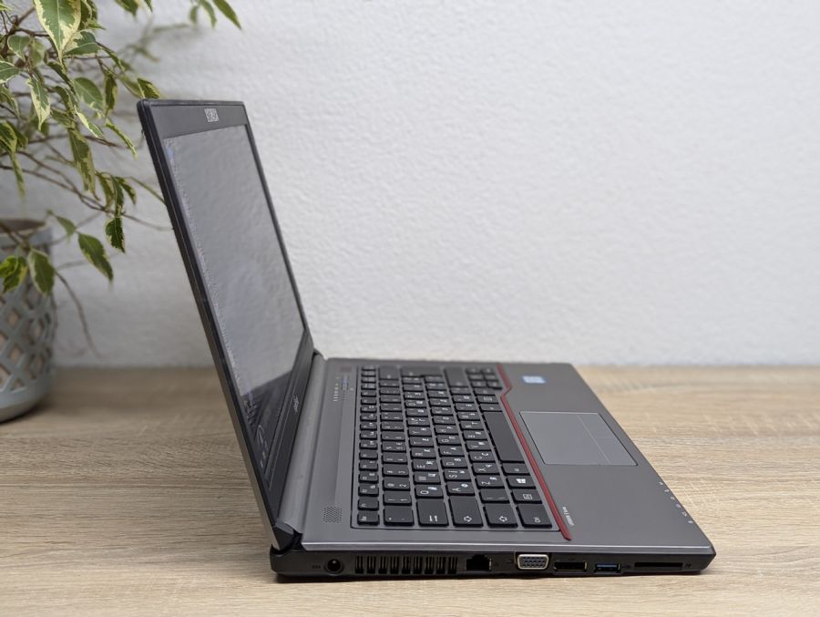 Ноутбук Б/В Fujitsu E746, Intel Core i5-6300U, DDR4 8 GB, SSD 256GB, 14" Full HD