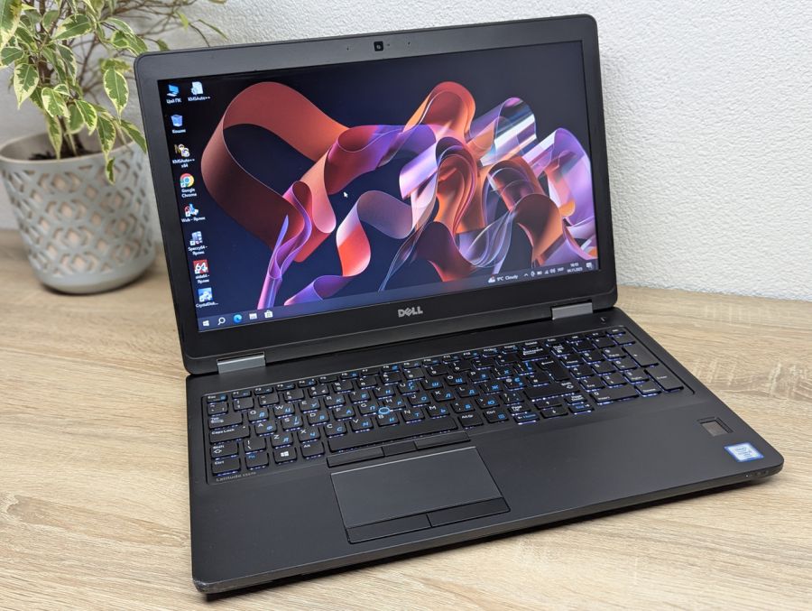 Уцінка! Ноутбук Б/В Dell Latitude E5570, Intel Core i5-6300U, DDR4 8 GB, SSD 128GB, 15.6" HD