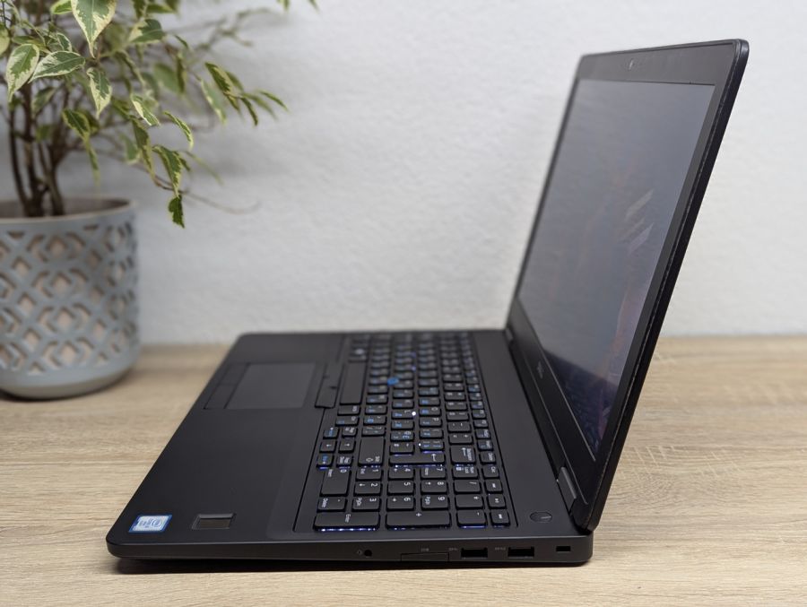 Уцінка! Ноутбук Б/В Dell Latitude E5570, Intel Core i5-6300U, DDR4 8 GB, SSD 128GB, 15.6" HD