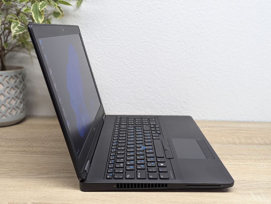 Уцінка! Ноутбук Б/В Dell Latitude E5570, Intel Core i5-6440HQ, DDR4 8 GB, SSD 128GB, AMD Radeon R7 M370 2Gb, 15.6" Full HD
