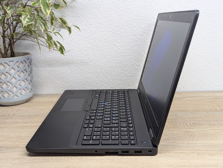 Уцінка! Ноутбук Б/В Dell Latitude E5570, Intel Core i5-6440HQ, DDR4 8 GB, SSD 128GB, AMD Radeon R7 M370 2Gb, 15.6" Full HD
