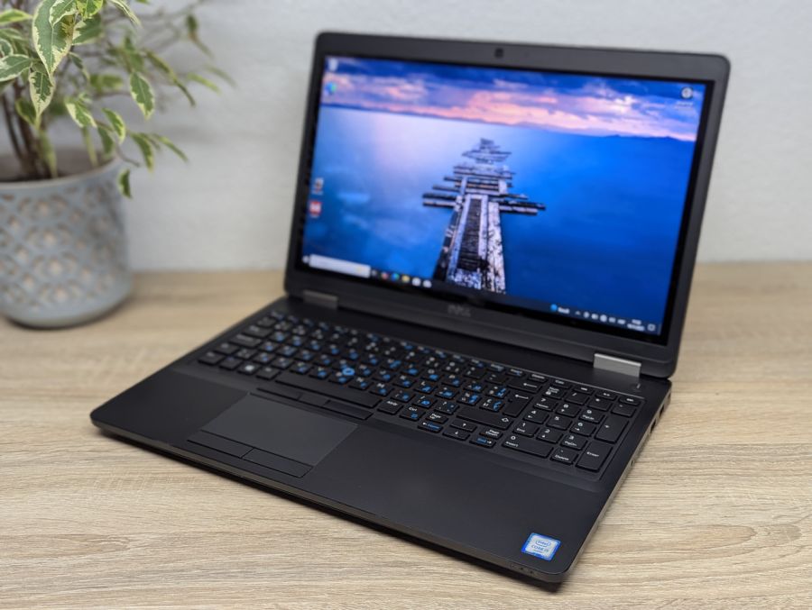 Ноутбук Б/В Dell Latitude E5570, Intel Core i5-6300U, DDR4 8 GB, SSD 256GB, 15.6" Full HD Сенсор