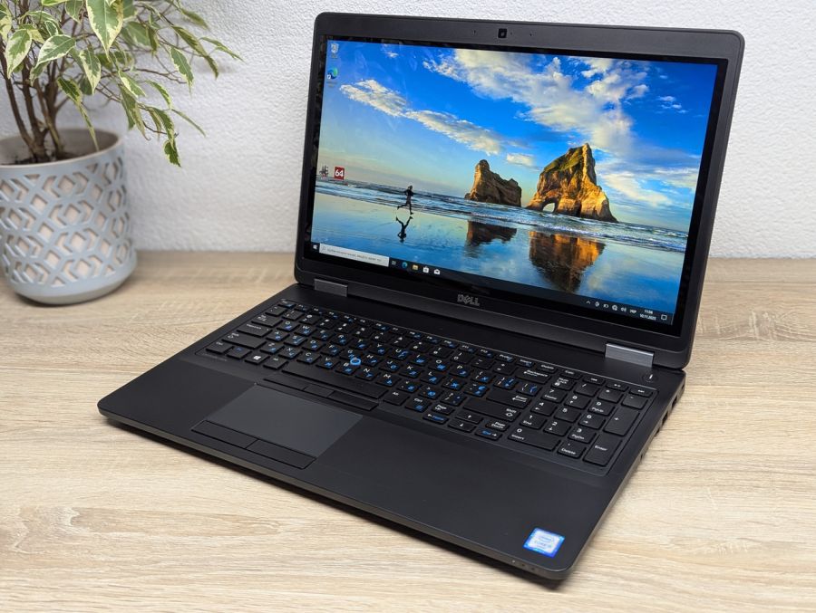 Уцінка! Ноутбук Б/В Dell Latitude E5570, Intel Core i5-6300U, DDR4 8 GB, SSD 256GB, 15.6" Full HD Сенсор