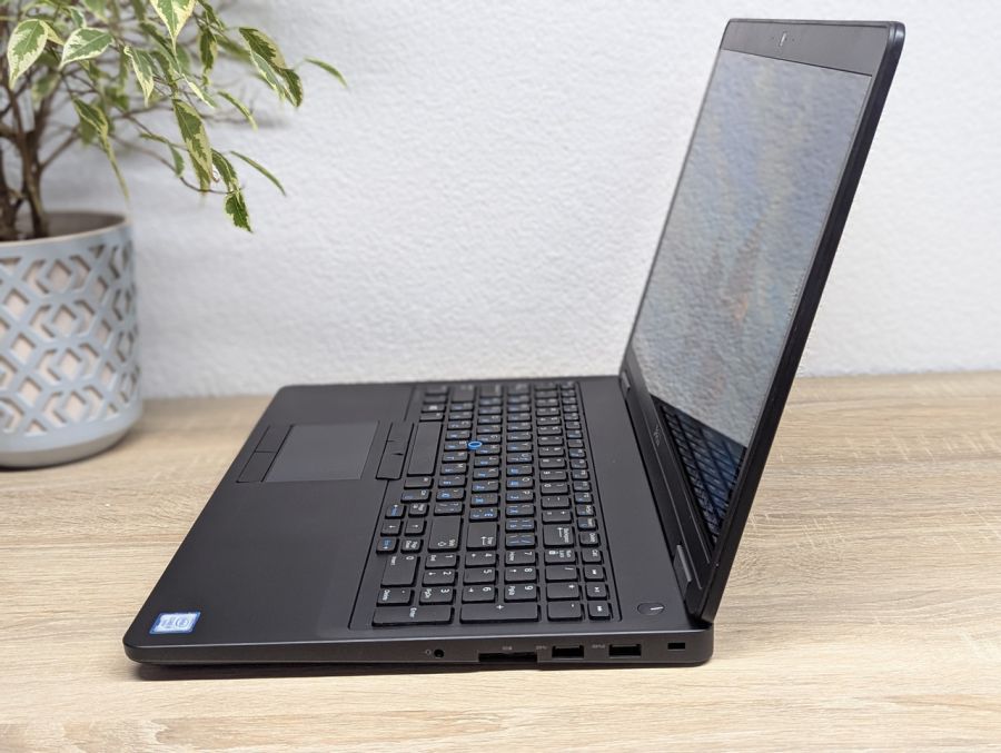 Уцінка! Ноутбук Б/В Dell Latitude E5570, Intel Core i5-6300U, DDR4 8 GB, SSD 256GB, 15.6" Full HD Сенсор