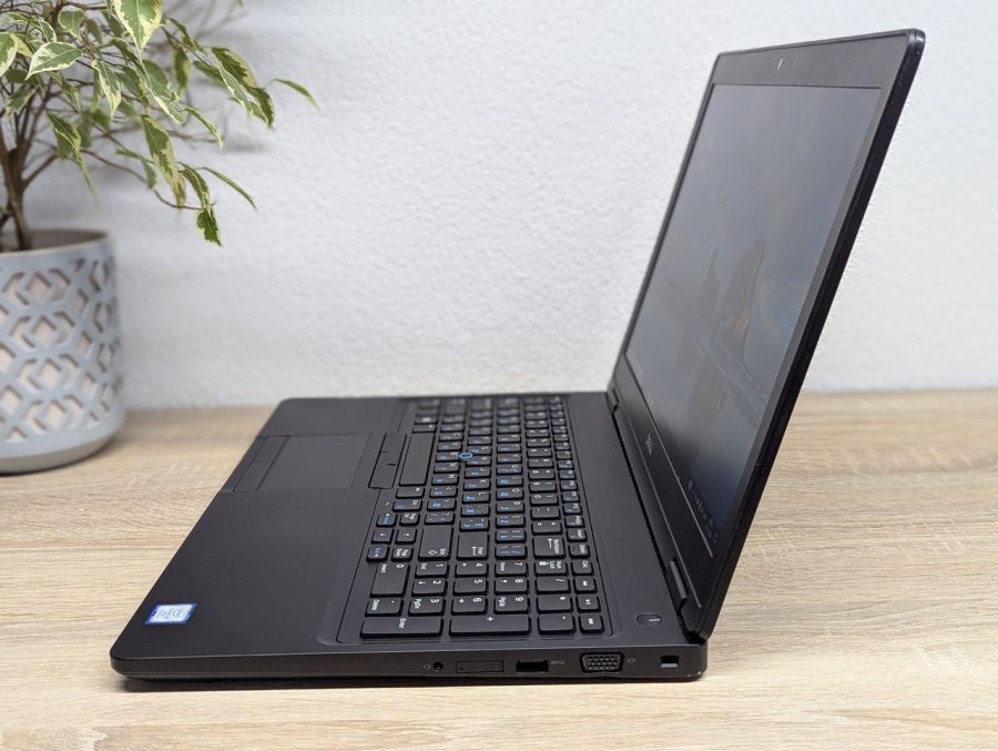 Уцінка! Ноутбук Б/В Dell Latitude 5580, Intel Core i5-7300U, DDR4 8 GB, SSD 256GB, 15.6" Full HD