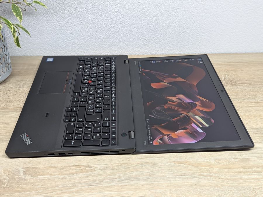 Ноутбук Б/В Lenovo T560, Intel Core i5-6300U, DDR3 8GB, SSD 128GB, 15.6" Full HD