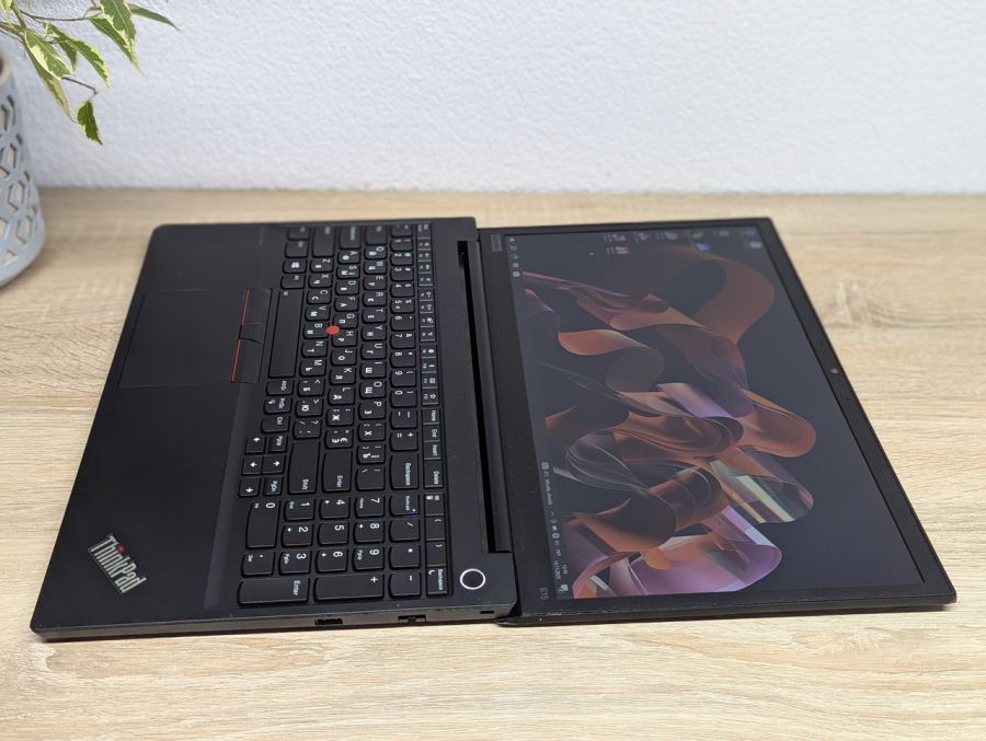 Уцінка! Ноутбук Б/В Lenovo Think Pad E15, Intel Core i7-10510U, DDR4 16 GB, SSD 256GB, AMD Radeon RX 640 2Gb, 15.6" Full HD